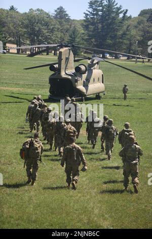 USA Soldaten des 1-111. General Support Aviation Bataillons, Florida National Guard, beladen eine Boeing CH-47 Chinook in Camp Grayling, Michigan, 9. August 2022. Das Bataillon mit Sitz in Jacksonville, Florida, verwendet seine eigene Ausrüstung, um Truppen auf das Feld zu bringen, während sie ihr jährliches Training am Northern Strike 22-2 durchführen. In diesem Jahr kommen über 7.400 Menschen aus 19 Staaten und 4 Koalitionsländern nach Nord-Michigan. Stockfoto