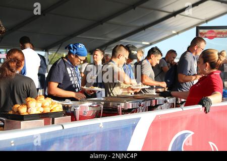HOUSTON, T. X. - Die United Services Automobile Association (USAA) bietet Frühstück für Soldaten der US-Armee aus Fort Hood, Texas, als Teil des Salute to Service Day im Houston Texans Trainingslager im NRG Stadium, am 9. August 2022. Stockfoto