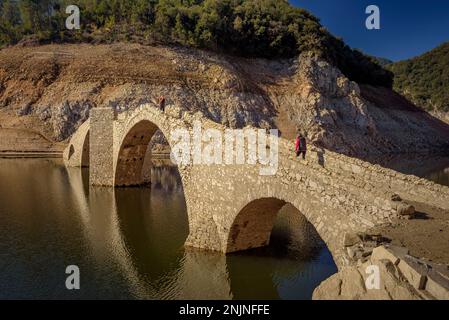 Die mittelalterliche Brücke Querós im Susqueda-Reservoir, die nach dem Bau des Reservoirs unter Wasser stand und in Zeiten starker Dürre zu sehen ist Stockfoto