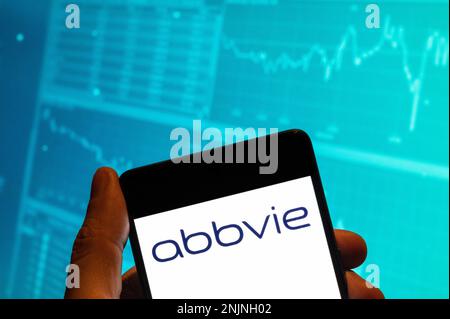 China. 15. Februar 2023. In dieser Fotoabbildung wird das Logo des amerikanischen biopharmazeutischen Unternehmens Abbvie auf einem Smartphone mit einer Grafik des Börsenindex im Hintergrund angezeigt. (Foto: Budrul Chukrut/SOPA Images/Sipa USA) Guthaben: SIPA USA/Alamy Live News Stockfoto