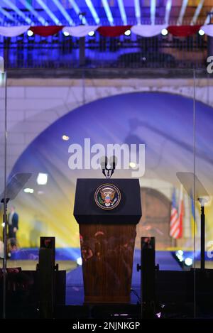 Warschau, Polen. 21. Februar 2023 Rostrum für US-Präsident Joe Biden in den königlichen Schlossgärten von Warschau. Die Rede zum Jahrestag des Russen Stockfoto