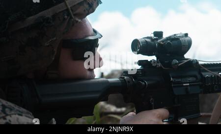 USA Adrian Gonzalez, Kampfeingenieur mit 3D Bataillons, 3D Marines, führt am 9. August 2022 Feuerwehr-Angriffsübungen in Camp Schwab, Okinawa, Japan durch. Durch diese Ausbildung wurden die Fähigkeiten der Marines auf taktischer Ebene verbessert und die Führung kleiner Einheiten ausgebaut. 3/3 wird im Indo-Pazifik unter 4. Marines, 3D. Division im Rahmen des Unit Deployment Program eingesetzt. Gonzalez stammt aus Miami, Florida. Stockfoto