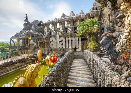Steintempel in Tianliao, Kaohsiung, Taiwan. Der Tempel ist vom Boden bis zur Decke mit Steinen und Muscheln bedeckt. Stockfoto