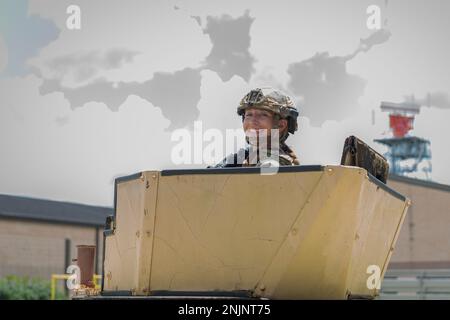 USA Air Force Senior Airman Bailey Candia, 823d Base Defense Squadron Fire Team Leader, posiert für ein Foto mit neuer weiblicher Rüstung am Moody Air Force Base, Georgia, 9. August 2022. Flugzeuge, die der 820. Base Defense Group und 23. Wing zugeteilt wurden, testeten die weibliche Körperpanzerung auf Komfort und Funktionalität, indem sie verschiedene Übungen durchführten. Stockfoto