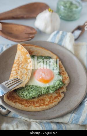 Galette de sarasin – Französische Buchweizencrepe mit Ei und Speck Stockfoto