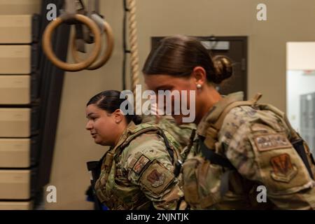 USA Air Force Staff Sgt. Cristina Rodriguez, Left, 23. Sicherheitsschwadron, Militär arbeitender Hundetrainer, und Senior Airman Skylar Blevins, 823d Base Defense Staffel, Feuerkolonmitglied, führen Sie am Moody Air Force Base, Georgia, am 9. August 2022 eine Übungsübung mit neuer weiblicher Rüstung durch. Flugzeuge, die der 820. Base Defense Group und 23. Wing zugeteilt wurden, testeten die weibliche Körperpanzerung auf Komfort und Funktionalität, indem sie verschiedene Übungen durchführten. Stockfoto