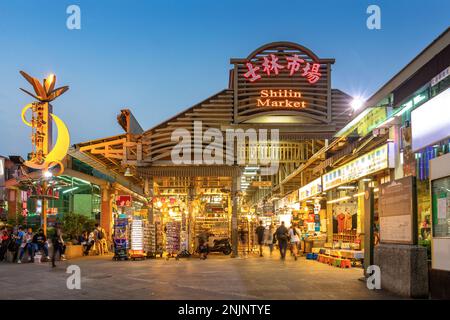 Berühmter Nachtmarkt in Shilin in Taipei, taiwan. Die Übersetzung der chinesischen Schriftzeichen lautet „hilin Market“. Stockfoto