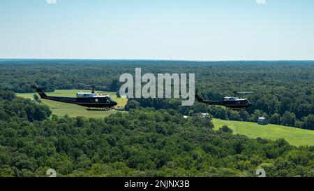 UH-1N Huey Heliopter, die der ersten Helikopterstaffel zugeteilt wurden, Joint Base Andrews, Md., fliegen in Formation über Maryland während des Trainings, 9. August 2022. 1 die Aufgabe von HS besteht darin, vorrangige Lufttransporte für zivile und militärische Führungspersönlichkeiten auf nationaler Ebene in der Nationalen Hauptstadtregion bereitzustellen. Stockfoto