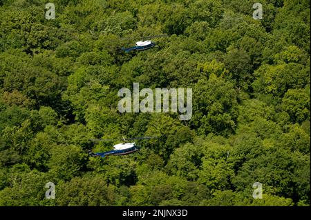 UH-1N Huey Heliopter, die der ersten Helikopterstaffel zugeteilt wurden, Joint Base Andrews, Md., fliegen in Formation über Maryland während des Trainings, 9. August 2022. 1 die Aufgabe von HS besteht darin, vorrangige Lufttransporte für zivile und militärische Führungspersönlichkeiten auf nationaler Ebene in der Nationalen Hauptstadtregion bereitzustellen. Stockfoto