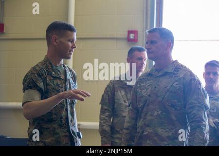 USA Lieutenant William Powell, befehlshabender Offizier des Marine Light Attack Helicopter Squadron (HMLA) 167, spricht mit den USA Armee Ohio Nationalgarde Brigade. General Stephen Rhoades, gemeinsamer Befehlshaber der Task Force für Übung Northern Strike 22, im Alpena Combat Readiness Training Center, Michigan, 9. August 2022. HMLA-167, ausgebildet für die USA Army National Guard und USA Luftwaffeneinheiten während der gemeinsamen Übung Nordstreik 22-2. HMLA-167 ist eine Untereinheit von 2. Marine Aircraft Wing, dem Luftfahrt-Kampfelement der II Marine Expeditionary Force. Stockfoto