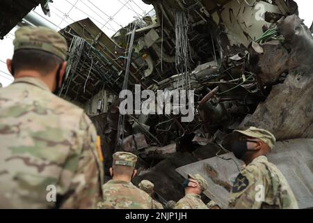 USA Soldaten der 2. Infanterie-Division Nachhaltigkeitstrigade, 2. Infanterie-Division/ROK-US Combined Division nehmen an einer Führung Teil, bei der der Cheonan-Untergang eines Marineschiffs der Republik Korea in Südkorea am 9. August 2022 hervorgehoben wird. 2010 versenkte Nordkorea ein südkoreanisches Kriegsschiff, den Cheonan, und tötete mehr als vierzig Matrosen. Stockfoto