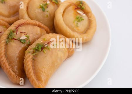 Chandrakala Und Gujiya Mithai Auch Suryakala, Gujia, Pirukiya, Pirukia, Pedakiya, Karanji, Basundi, Gughra Besteht Aus Suji Ghee, Mawa Khoya Cha Stockfoto