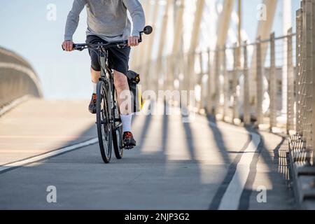 Radfahrer zu sein, ist eine ganze Lebensphilosophie, die auf einem aktiven Lebensstil basiert. Jeder kann ein Fahrrad fahren, aber nicht jeder will es. Hilf deinem Körper, ihn zu behalten Stockfoto