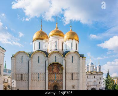 Die Dormition-Kathedrale im Moskauer Kreml, auch bekannt als Mariä-Himmelfahrt-Kathedrale oder Mariä-Himmelfahrt-Kathedrale. Die Kathedrale von Dormition ist russisch oder Stockfoto