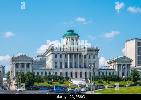 Paschkow House, das neoklassizistische Gebäude in der Nähe des Roten Platzes in Moskau, unter klarem blauen Himmel. Eines der berühmtesten klassischen Gebäude in Moskau. Russisch Stockfoto