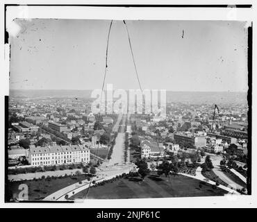 Blick nach Osten auf die Pennsylvania Avenue, S.E., aus den USA Capitol mit Carroll Row auf der linken Seite Stockfoto