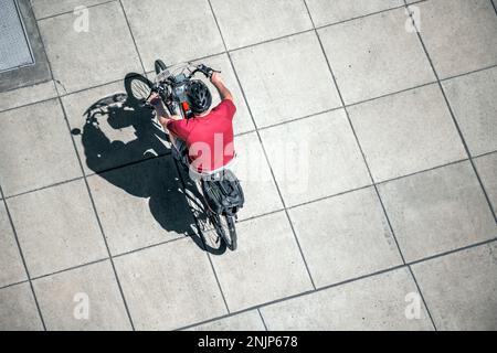 Radfahrer zu sein, ist eine ganze Lebensphilosophie, die auf einem aktiven Lebensstil basiert. Jeder kann ein Fahrrad fahren, aber nicht jeder will es. Hilf deinem Körper, ihn zu behalten Stockfoto