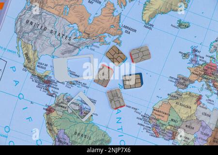 Mehrere sim-Karten befinden sich auf einer geografischen Karte Stockfoto