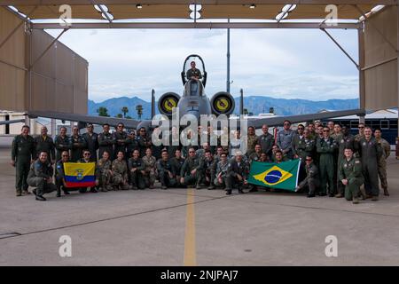 PANAMAX-Teilnehmer posieren für ein Gruppenfoto nach einer A-10 Thunderbolt Tour in Davis-Monthan AFB, Arizona, 17. August 2022. PANAMAX begann 2003 mit drei Ländern - Chile, Panama und den Vereinigten Staaten - und konzentrierte sich ursprünglich ausschließlich auf die Sicherheit der Schifffahrt auf dem Panamakanal. Seitdem hat sich die Übung zu der größten Koalitionsübung der Region entwickelt. Die Streitkräfte der Partnerländer nahmen an Simulationsschulungen an verschiedenen US-amerikanischen Standorten Teil, darunter das Joint Staff Exercise Directorate in Suffolk, Virginia, USA Southern Command, Doral, Florida; Fort Sam Houston, San Antonio, Texas, Homestea Stockfoto