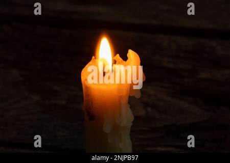 Nahaufnahme einer Kerze auf einem alten Holzboden Stockfoto
