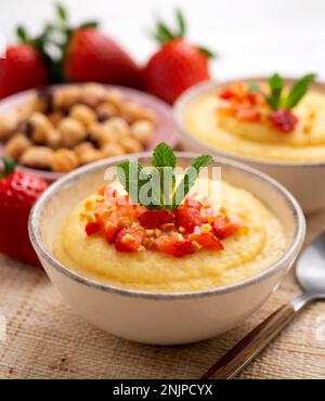 Custard ist ein Milchdessert, das in der spanischen Gastronomie weit verbreitet ist. Es ist eine Creme, die aus Milch, Eigelb, Zucker und Aromen wie Vanille oder lemo hergestellt wird Stockfoto