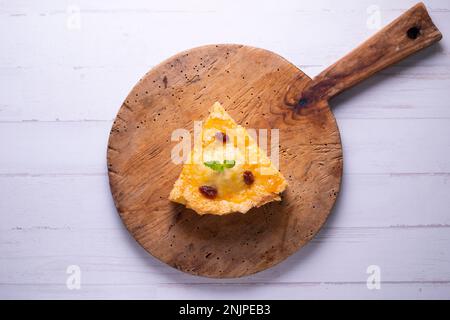 Far Breton ist eine gastronomische Spezialität aus der Bretagne Frankreichs. Es handelt sich um einen Kuchen mit einer ähnlichen Struktur wie ein gleichmäßiges Flan Stockfoto