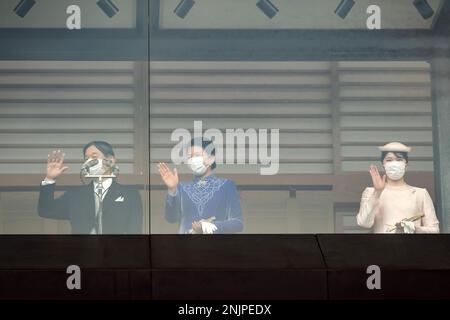 Tokio, Japan. 23. Februar 2023. (L-R) der japanische Kaiser Naruhito, Kaiserin Masako und ihre Tochter Prinzessin Aiko begrüßen die Öffentlichkeit zu seinem Geburtstag. Kredit: SOPA Images Limited/Alamy Live News Stockfoto