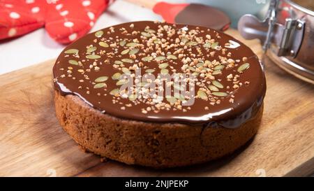 Kürbis und Schokoladenkuchen auf einem Holzbrett. Stockfoto