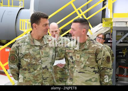 USA Air Force LT. General Michael Loh, Left, Direktor der Air National Guard, spricht mit Tech Sgt. Donald Cronce, bevor er ihm eine Münze der Exzellenz überreicht, 168. Communications Flight, 168. Wing, Alaska National Guard, Eielson Air Force Base, Alaska, 9. August 2022. Cronce wurde für die Arbeit ausgezeichnet, die er sowohl mit der 354.- als auch mit der 168.-Kommunikationsstaffel unterstützte, während er gleichzeitig die Kundenbedürfnisse mit einer positiven Einstellung gewährleistete und ein hervorragendes Vorbild für seine Flugzeuge war. Stockfoto