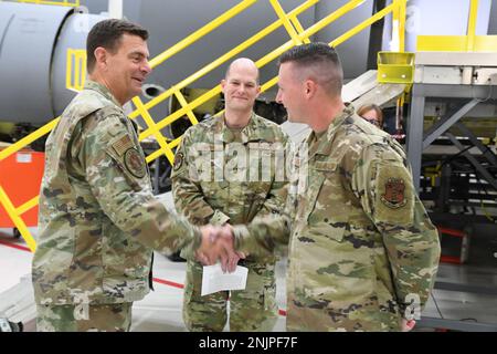 USA Air Force LT. Michael Loh, Left, Direktor der Air National Guard, überreicht eine Münze der Exzellenz an Tech Sgt. Donald Cronce, 168. Communications Flight, 168. Wing, Alaska National Guard, Eielson Air Force Base, Alaska, 9. August 2022. Cronce wurde für die Arbeit ausgezeichnet, die er sowohl mit der 354.- als auch mit der 168.-Kommunikationsstaffel unterstützte, während er gleichzeitig die Kundenbedürfnisse mit einer positiven Einstellung gewährleistete und ein hervorragendes Vorbild für seine Flugzeuge war. Stockfoto