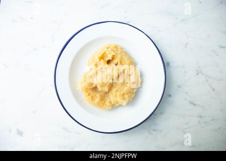 Penellets. Kleine Süßigkeiten verschiedener Formen, aus Mandel- und Kartoffelteig hergestellt und mit Mandeln oder Pinienkernen bedeckt. Stockfoto