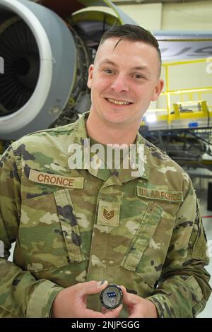 USA Air Force Tech Sgt. Donald Cronce vom 168. Kommunikationsgeschwader, 168. Flügel, Alaska National Guard, hält die Münze, die er von Generalleutnant Michael Loh, Direktor der Air National Guard, bei einem Unit-Besuch auf dem Luftwaffenstützpunkt Eielson, Alaska, am 9. August 2022 erhalten hat. Cronce erhielt eine Exzellenzmünze für die Koordination und Implementierung des Base One Network zwischen den 354. und 168. Kommunikationsgeschwadern, während er gleichzeitig die Kundenbedürfnisse mit einer positiven Einstellung gewährleistete und ein hervorragendes Beispiel für seine Flugzeuge darstellte. Stockfoto