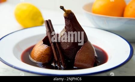 Birnen in Rotwein mit Orangen gekocht. Stockfoto