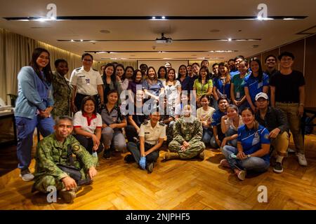 PUERTO PRINCESA, Philippinen (9. August 2022) – USA Matrosen und Soldaten posieren für ein Foto mit lokalen Teilnehmern während des Outbreak Management Trainings zur Unterstützung der Pacific Partnership 2022. Die Pazifikpartnerschaft ist die größte multinationale Mission zur Vorbereitung auf humanitäre Hilfe und Katastrophenhilfe, die jährlich im Indo-Pazifik durchgeführt wird. Sie ist seit 17. Jahren Teil der Partnerschaft. Stockfoto