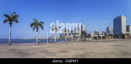 Luanda Angola - 09 17 2022: Panoramablick auf die Luanda Bucht und Luanda marginal, Fußgängerweg mit tropischen Palmen, Downtown Lifestyle, Taxi Stockfoto