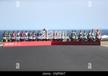 Victoria, Australien. 23. Februar 2023. Das Feld von 2023 WSBK-Fahrern posiert für das offizielle Foto der australischen Grand Ridge Round 2023 der MOTUL FIM Superbike World Championship 2023 in Phillip Island, Australien, am 23. Februar 2023 - Bildnachweis: brett keating/Alamy Live News Stockfoto