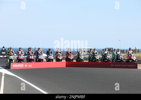 Victoria, Australien. 23. Februar 2023. Das Feld von 2023 WSBK-Fahrern posiert für das offizielle Foto der australischen Grand Ridge Round 2023 der MOTUL FIM Superbike World Championship 2023 in Phillip Island, Australien, am 23. Februar 2023 - Bildnachweis: brett keating/Alamy Live News Stockfoto