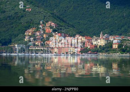Blick auf Fezzano vom Boot aus, in der Nähe von La Spezia, in Italien. Stockfoto
