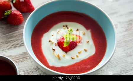 Schüssel mit griechischem Joghurt und Erdbeersauce. Stockfoto