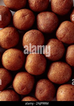 Eier aus frisch gebackenen hausgemachten Hüttenkäse-Donuts. Draufsicht. Stockfoto