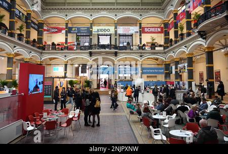 Berlin, Deutschland. 22. Februar 2023. Der Europäische Filmmarkt (EFM) im Martin-Gropius-Bau. Das Internationale Filmfestival 73. findet bis zum 26. Februar 2023 in Berlin statt. Kredit: Soeren Stache/dpa/Alamy Live News Stockfoto
