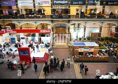 Berlin, Deutschland. 22. Februar 2023. Der Europäische Filmmarkt (EFM) im Martin-Gropius-Bau. Das Internationale Filmfestival 73. findet bis zum 26. Februar 2023 in Berlin statt. Kredit: Soeren Stache/dpa/Alamy Live News Stockfoto