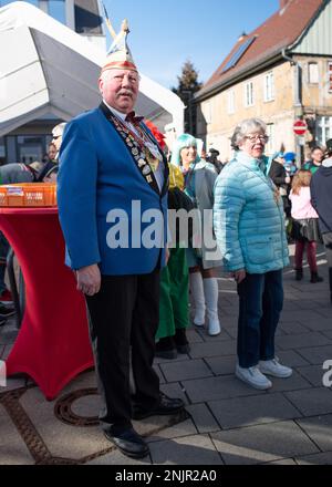 Oberhochstaedt, Kronberg, Hessen, Deutschland, 21. Februar 2023. Die Deutschen feiern den Beginn der Fastenzeit zum ersten Mal seit drei Jahren. Mardi Gras, Fasching oder Karneval, wie es genannt wird (latin, Carne levara „Away with Meat“), je nach regionaler Variation, sehen antike Gulden und Clubs von kleinen Dörfern bis zu großen Städten, die eine erstaunliche Auswahl an bunten und üppigen Prozessionen veranstalten. Sie markieren den Beginn des religiösen Osterkalenders in einem einmaligen deutschen Ereignis, das Lämmchen und Satirisen in Autorität auslöst. Das Karneval ist in großen Städten gut als Touristenattraktion dokumentiert, aber jedes Mal Stockfoto