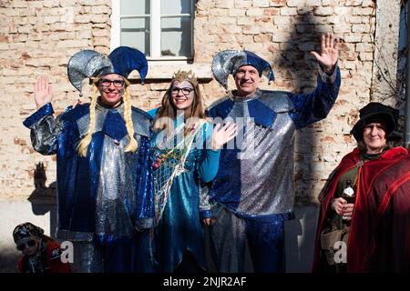 Oberhochstaedt, Kronberg, Hessen, Deutschland, 21. Februar 2023. Die Deutschen feiern den Beginn der Fastenzeit zum ersten Mal seit drei Jahren. Mardi Gras, Fasching oder Karneval, wie es genannt wird (latin, Carne levara „Away with Meat“), je nach regionaler Variation, sehen antike Gulden und Clubs von kleinen Dörfern bis zu großen Städten, die eine erstaunliche Auswahl an bunten und üppigen Prozessionen veranstalten. Sie markieren den Beginn des religiösen Osterkalenders in einem einmaligen deutschen Ereignis, das Lämmchen und Satirisen in Autorität auslöst. Das Karneval ist in großen Städten gut als Touristenattraktion dokumentiert, aber jedes Mal Stockfoto