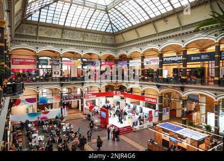 Berlin, Deutschland. 22. Februar 2023. Der Europäische Filmmarkt (EFM) im Martin-Gropius-Bau. Das Internationale Filmfestival 73. findet bis zum 26. Februar 2023 in Berlin statt. Kredit: Soeren Stache/dpa/Alamy Live News Stockfoto