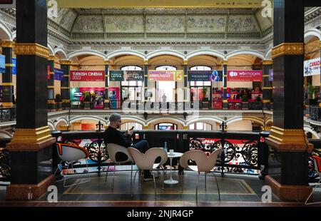 Berlin, Deutschland. 22. Februar 2023. Der Europäische Filmmarkt (EFM) im Martin-Gropius-Bau. Das Internationale Filmfestival 73. findet bis zum 26. Februar 2023 in Berlin statt. Kredit: Soeren Stache/dpa/Alamy Live News Stockfoto