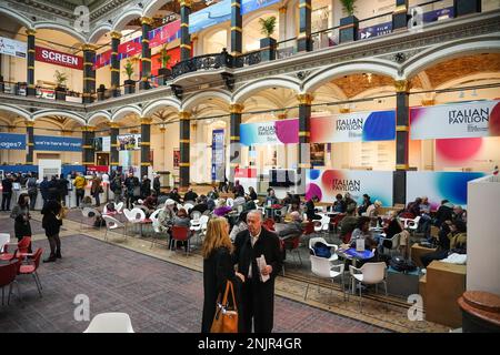 Berlin, Deutschland. 22. Februar 2023. Der Europäische Filmmarkt (EFM) im Martin-Gropius-Bau. Das Internationale Filmfestival 73. findet bis zum 26. Februar 2023 in Berlin statt. Kredit: Soeren Stache/dpa/Alamy Live News Stockfoto