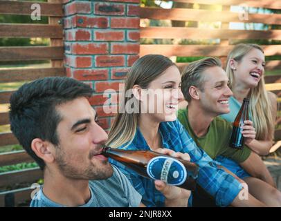Worum es an Wochenenden geht. Eine Gruppe von Freunden, die zusammen abhängen und Bier trinken. Stockfoto