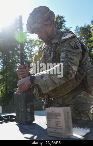 USA Army Staff Sergeant Ryne Reyes, dem 21. Theater Sustainment Command Team zugeteilt, baut während der USA ein Funkgerät auf der Stufe 1 auf Army Europe and Africa Best Squad Competition auf der Grafenwoehr Trainingsfläche, Deutschland, 10. August 2022. Teams aus den USA Armee Europa und Afrika testen ihre taktische Kompetenz, Kommunikation und allgemeinen Zusammenhalt, während sie um den Titel „Bestes Team“ kämpfen. Die Gewinner dieses Wettbewerbs werden die USA vertreten Armee Europa und Afrika bei den USA Army Best Squad Competition in Fort Bragg, North Carolina Ende des Jahres. Stockfoto