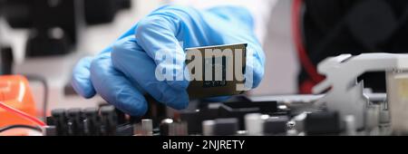 Die Installation von modernen Central Processor Unit an die Hauptplatine Stockfoto